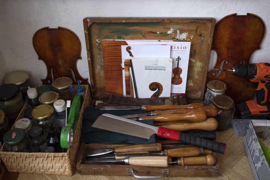 El taller y los utensilios del creador de violines Svetozar Bogdanovski.
