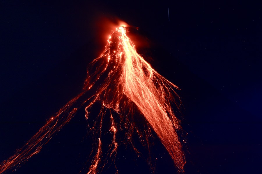 Volcán Mayón en plena erupción el pasado 17 de junio