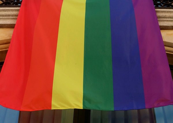 Un edil de Vox en Mérida equipara la bandera LGTBI a la "de los pedófilos"