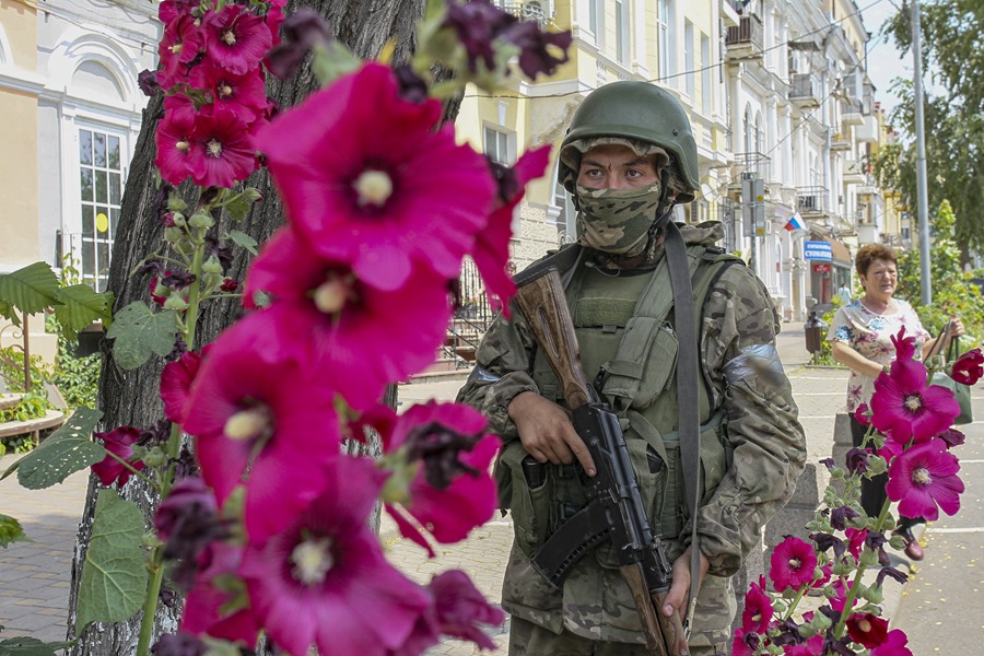 Un soldado del grupo de mercenarios Wagner, vigila una de las calles de la sureña ciudad rusa de Rostov del Don, tras tomar su control en una rebelión armada