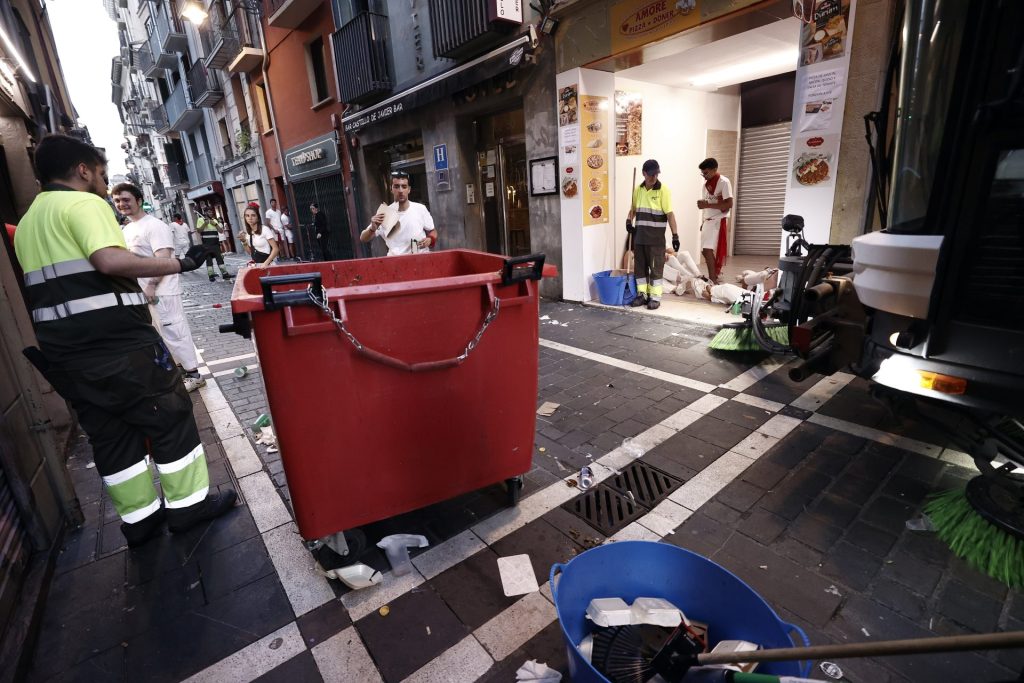 Imagen de las tareas de limpieza de la calle Estafeta horas después del cierre de los Sanfermines 2023