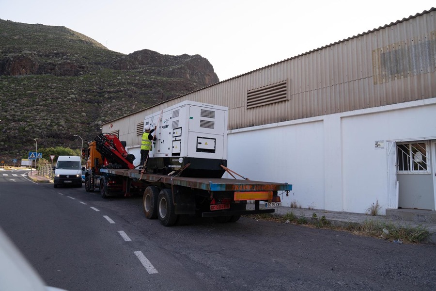 Imagen de uno de los 14 grupos electrógenos desplazados hasta la isla de La Gomera y con los que se ha podido recuperar el suministro eléctrico.