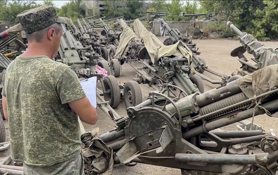 Imagen facilitada por el Ministerio de Defensa de Rusia de las armas entregadas por Grupo Wagner a las tropas rusas en un lugar no revelado.