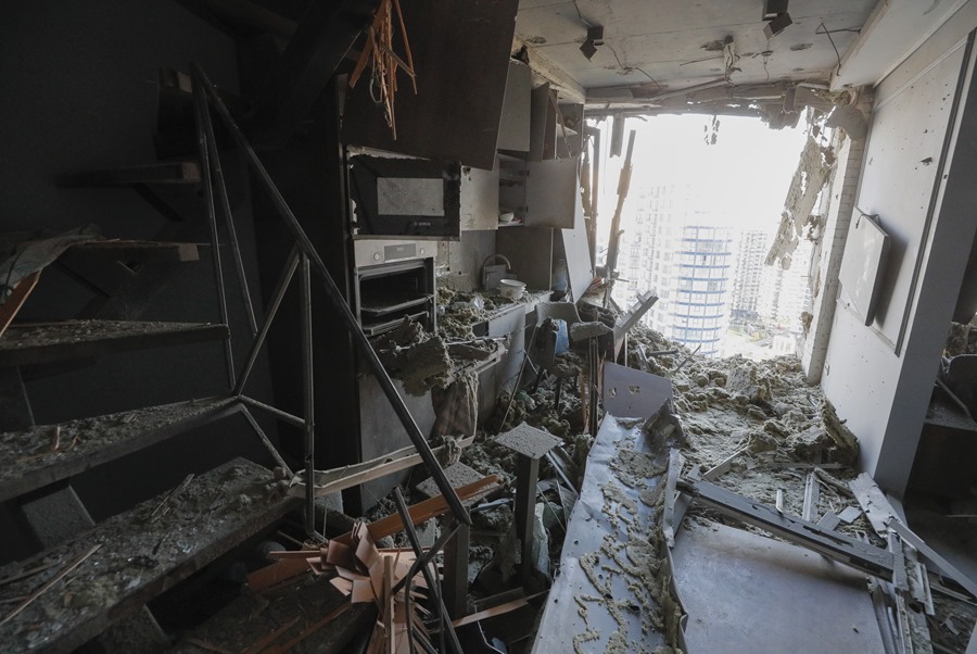 Vista interior de un apartamento dañado en un edificio residencial después de un ataque nocturno con drones en Kiev, este 13 de julio