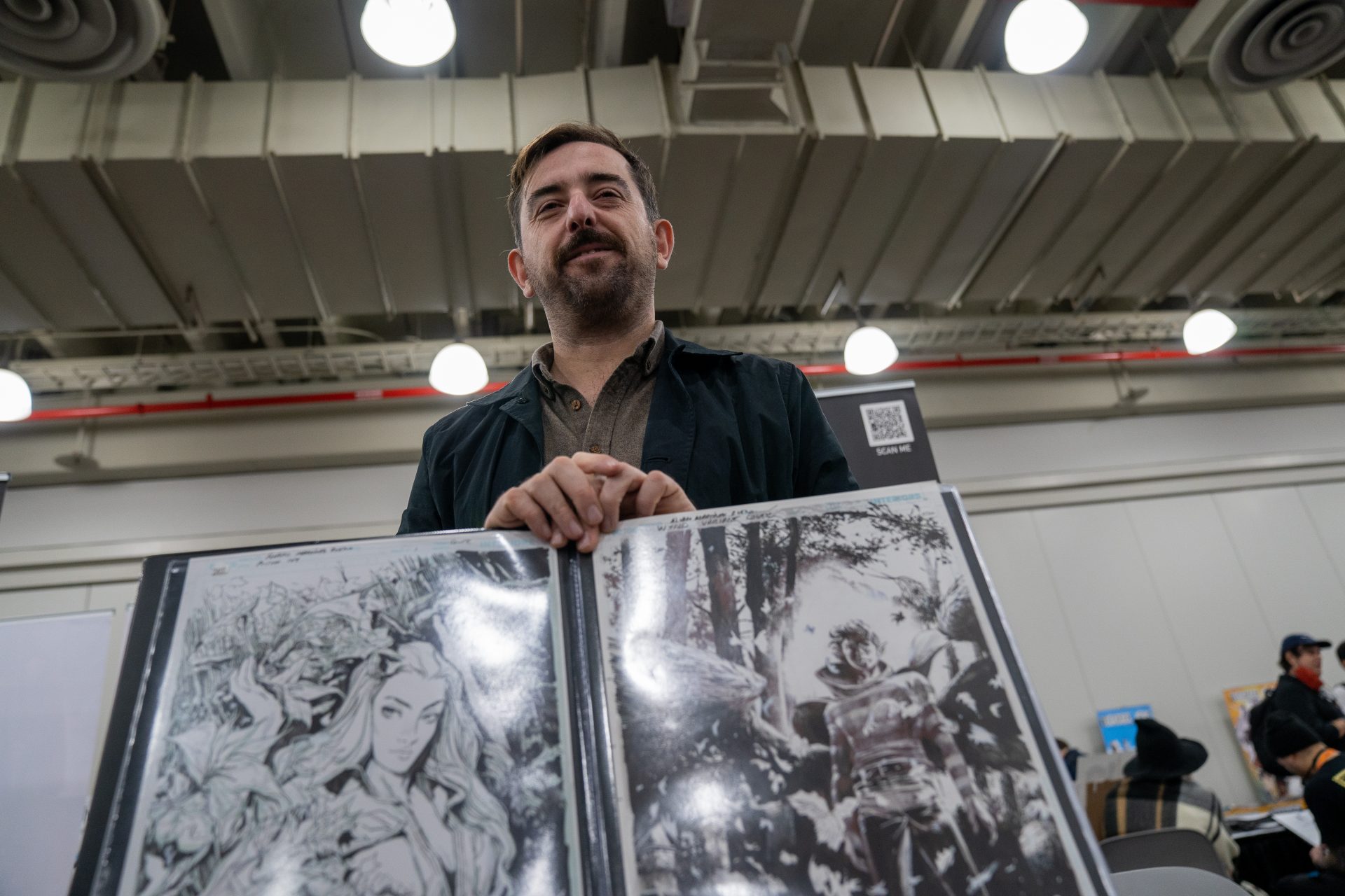 El caricaturista español Álvaro Martínez Bueno posa para Efe, en la Comic Con de Nueva York (Estados Unidos). EFE/ Ángel Colmenares.