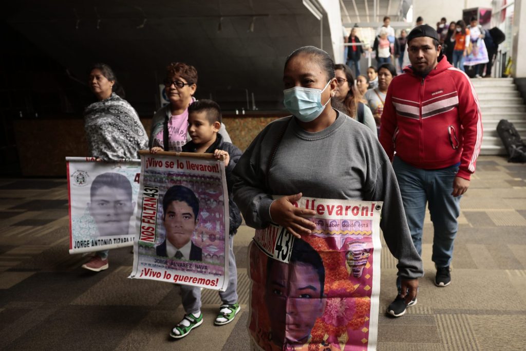 Familiares de los 43 normalistas desaparecidos de Ayotzinapa llegan hoy a la presentación del informe del Grupo Interdiciplinario de Expertos Independientes (GIEI), en Ciudad de México (México). EFE/José Méndez