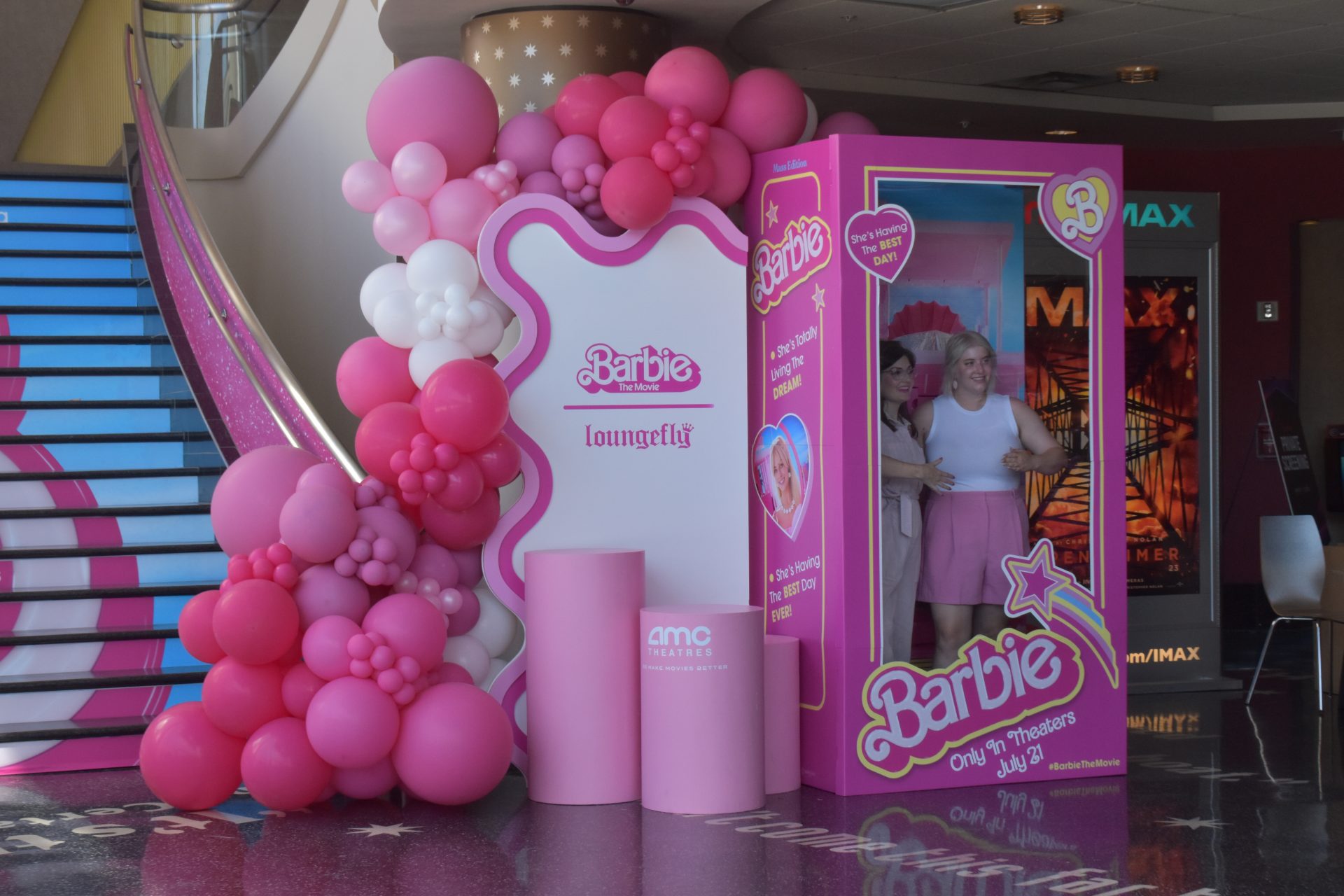 Dos personas posan para fotos en una instalación dedicada al filme Barbie, el 20 de julio de 2023, en un cine de Los Ángeles (EE.UU.). EFE/Mónica Rubalcava