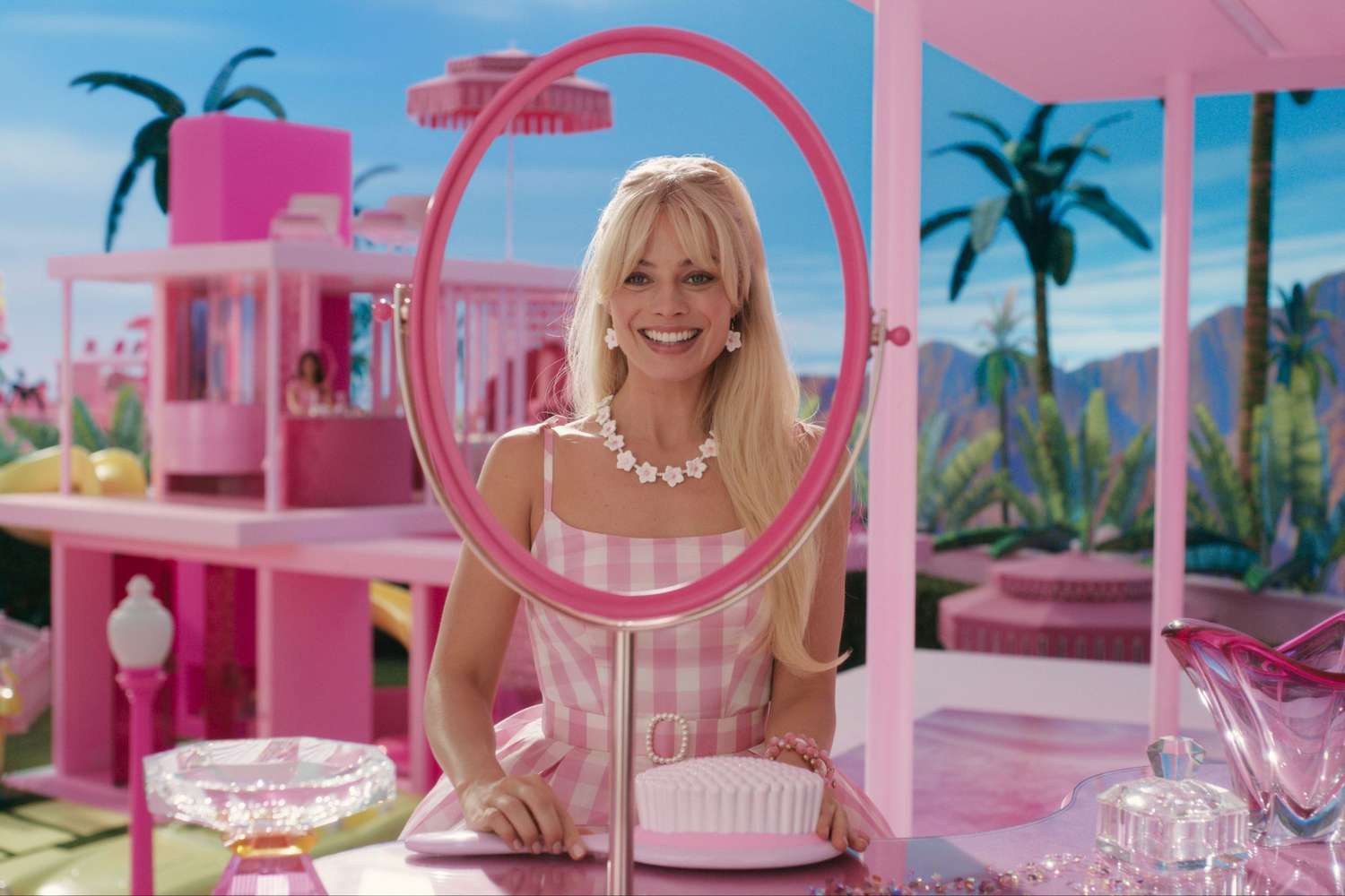 Fotografía cedida por Warner Bros donde aparece la actriz Margot Robbie durante un fragmento de la película "Barbie". Hay películas que logran convertirse en fenómeno incluso antes de estrenarse. EFE/Warner Bros