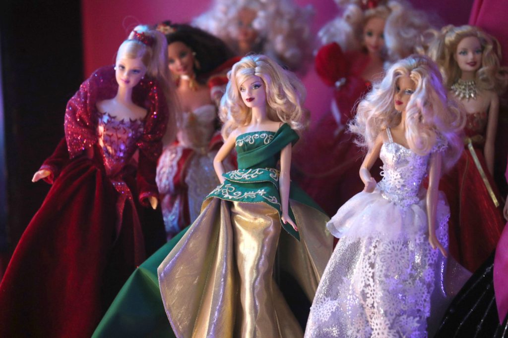 Muñecas son expuestas durante el estreno de la película Barbie, el 20 de julio de 2023, en La Paz (Bolivia). EFE/Luis Gandarillas