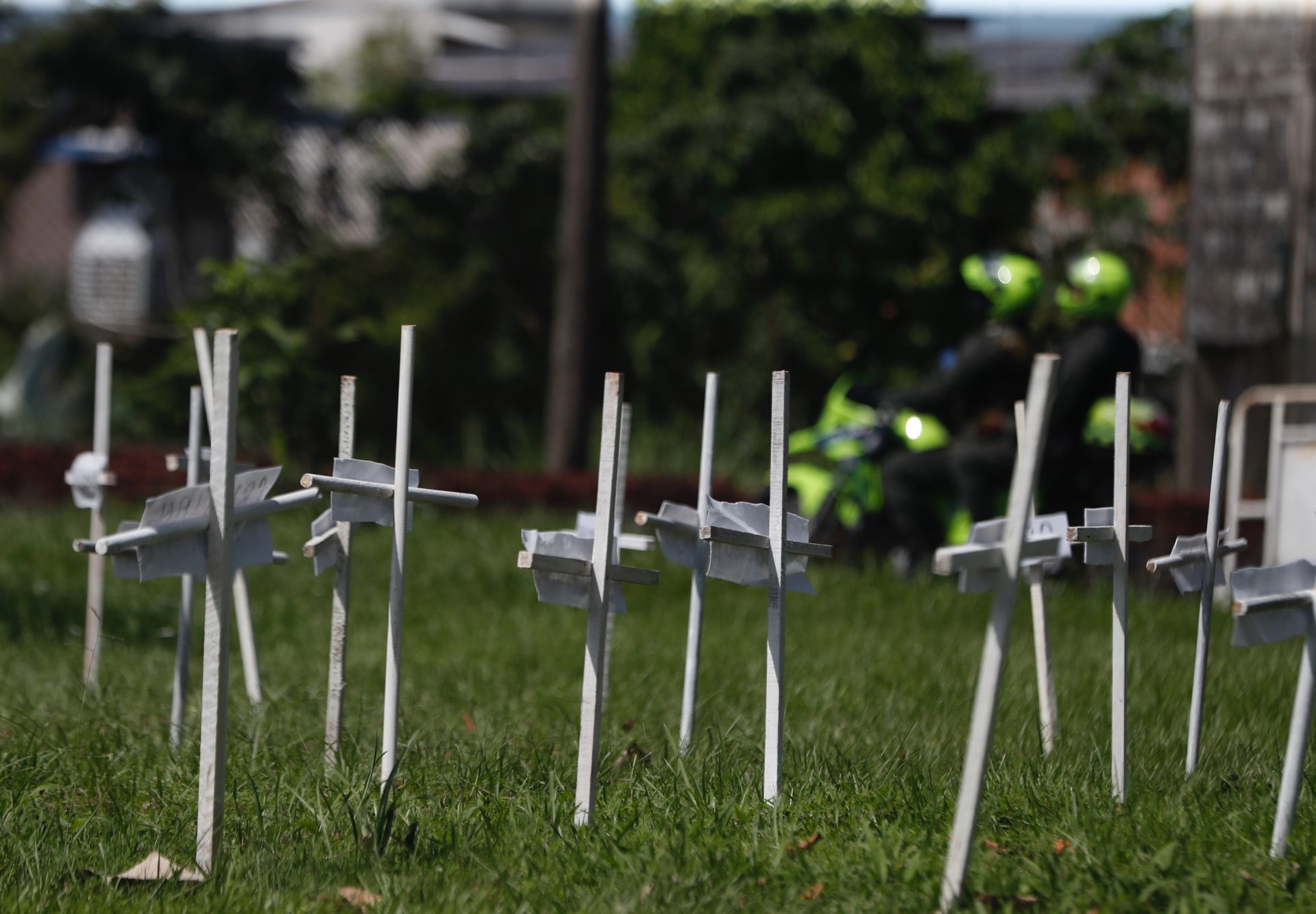 Fotografía de varias cruces de madera en un separador vial, el 18 de julio de 2023, en Buenaventura (Colombia). EFE/Ernesto Guzmán