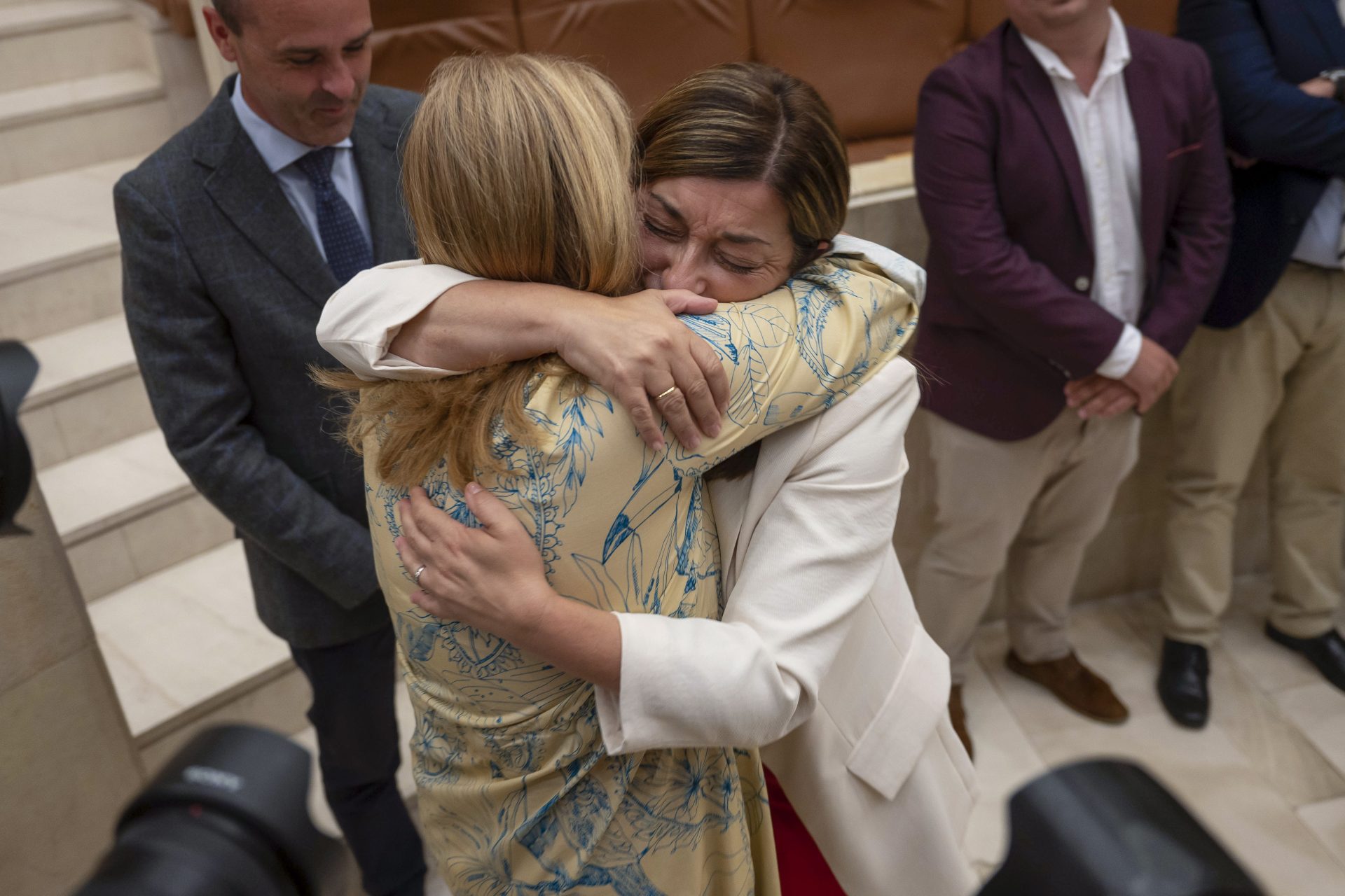La presidenta de Cantabria, María José Sáenz de Buruaga (d), abraza a la presidenta del Parlamento, María José González Revuelta (i), tras ser investida. EFE/ Pedro Puente Hoyos.