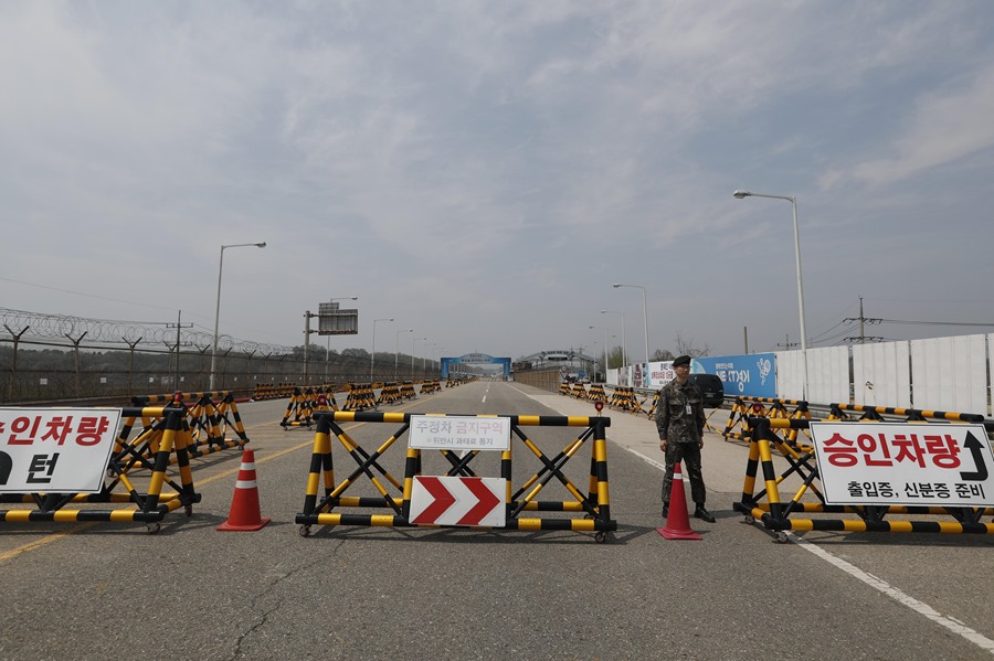 Un militar surcoreano de guardia en el puesto fronterizo del puente Tongil en la Línea de Demarcación Militar (MDL) cerca de la Zona Desmilitarizada (DMZ) en Paju (Corea del Sur)