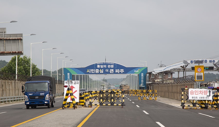 Un vehículo militar cruza un puesto de control en el puente Tongil cerca de la Zona Desmilitarizada (DMZ) en Paju,, Corea del Sur.