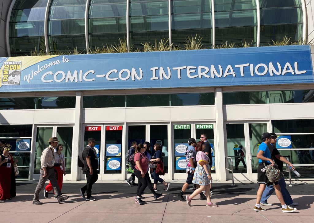 Aficionados llegan a la Comic-Con 2023 hoy, en San Diego, California (EE.UU.). EFE/Guillermo Azábal
