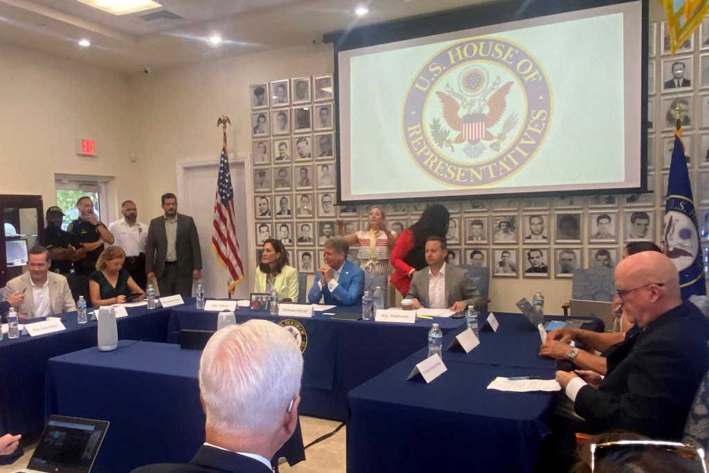 Miembros del Comité de Asuntos Exteriores del Congreso de EE.UU. asisten, el 10 de julio de 2023, a una mesa redonda celebrada en la sede del Museo de la Brigada de Asalto 2506 en Miami, Florida (EE.UU.). EFE/Lorenzo Castro