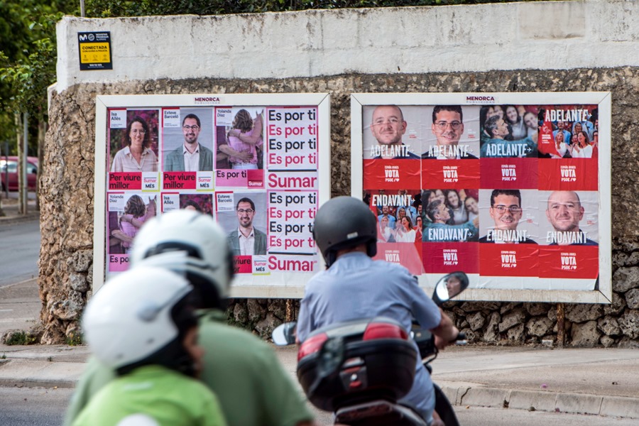 Vista de la publicidad electoral del PSOE y Sumar este jueves en Mahón, Menorca, en el comienzo oficial de la campaña electoral