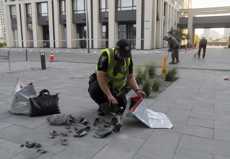 Un policía ucraniano inspecciona los restos de un dron lanzado por Rusia cerca de un edificio residencial de Kiev,