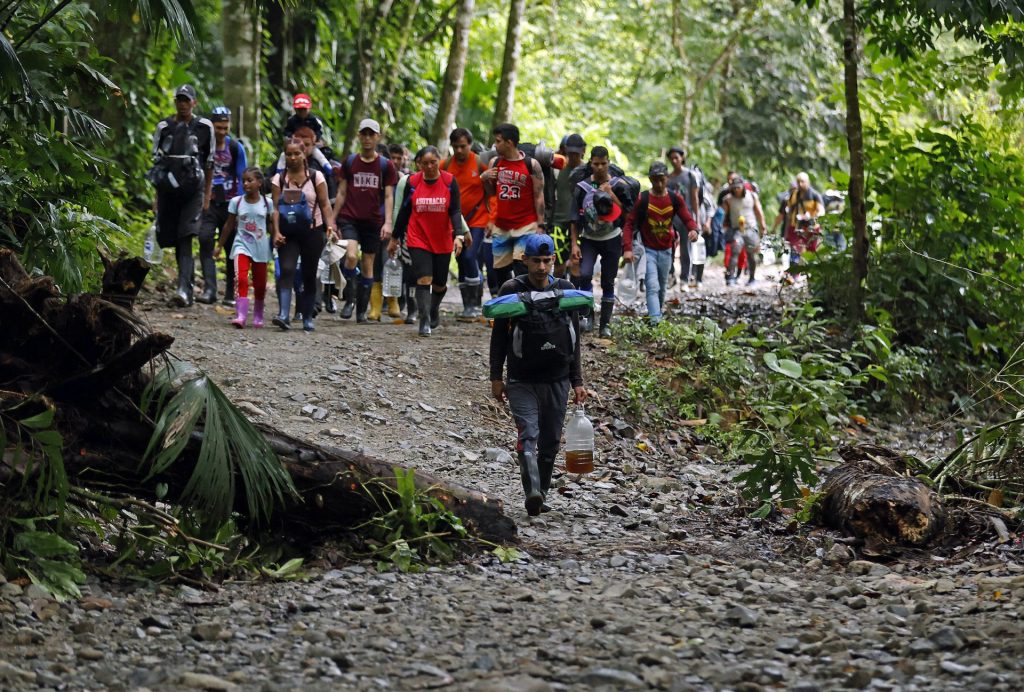 Migrantes caminan por una montaña con la intención de llegar a Panamá a través del Tapón del Darién (Colombia), en una fotografía de archivo. EFE/Mauricio Dueñas Castañeda