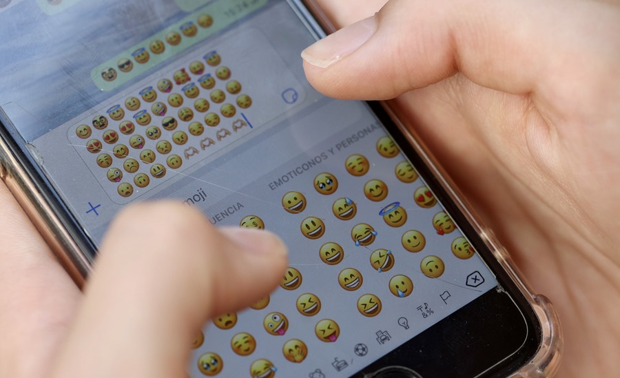 Un usuario de móvil pone emojis en un mensaje.