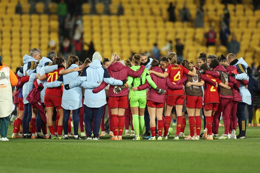 Las jugadoras de la selección española al término del partido frente a Japón del grupo C del Mundial de fútbol femenino en Wellington, Nueva Zelanda, este 31 de julio.