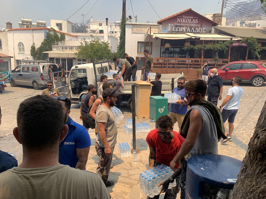 Residentes y voluntarios recogen agua en la región Asklipio de Rodas