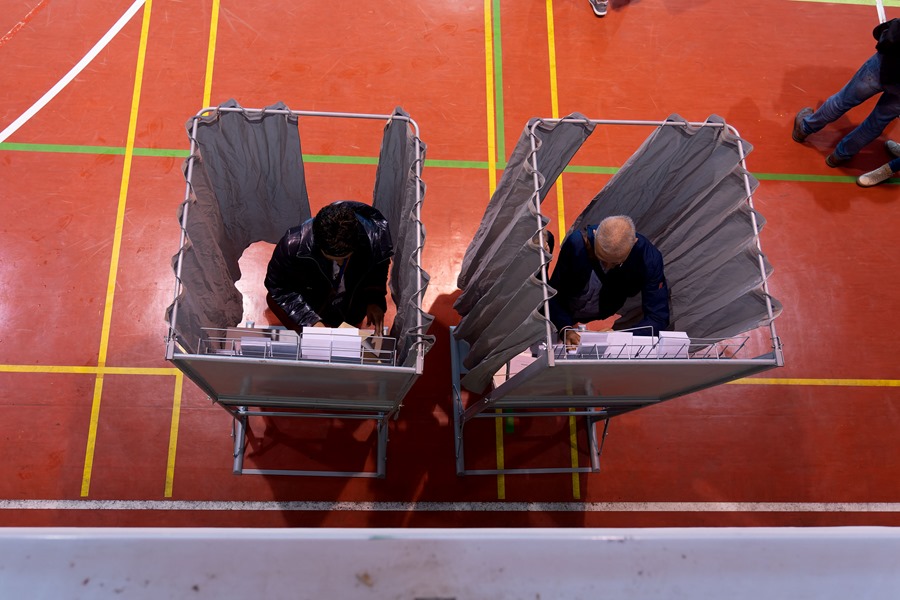 Votantes eligen sus papeletas mientras ejercen su derecho al voto.