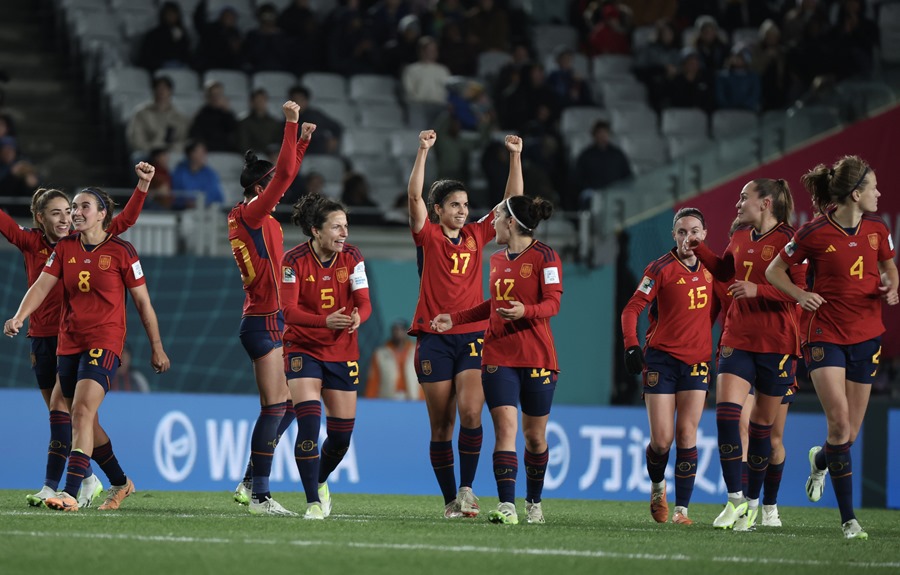 Alba Redondo (5-i) celebra un gol con sus compañeras de la selección española durante el partido de fútbol del grupo C de la Copa Mundial Femenina de la FIFA entre España y Zambia, disputado este miércoles en Auckland, Nueva Zelanda.