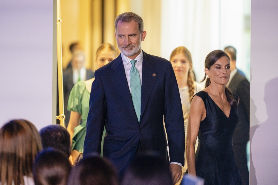 Los reyes Felipe VI (i) y Letizia (d) asisten a la ceremonia de entrega de los premios Fundación Princesa de Girona, este miércoles en Caldes de Malavella, en Girona.