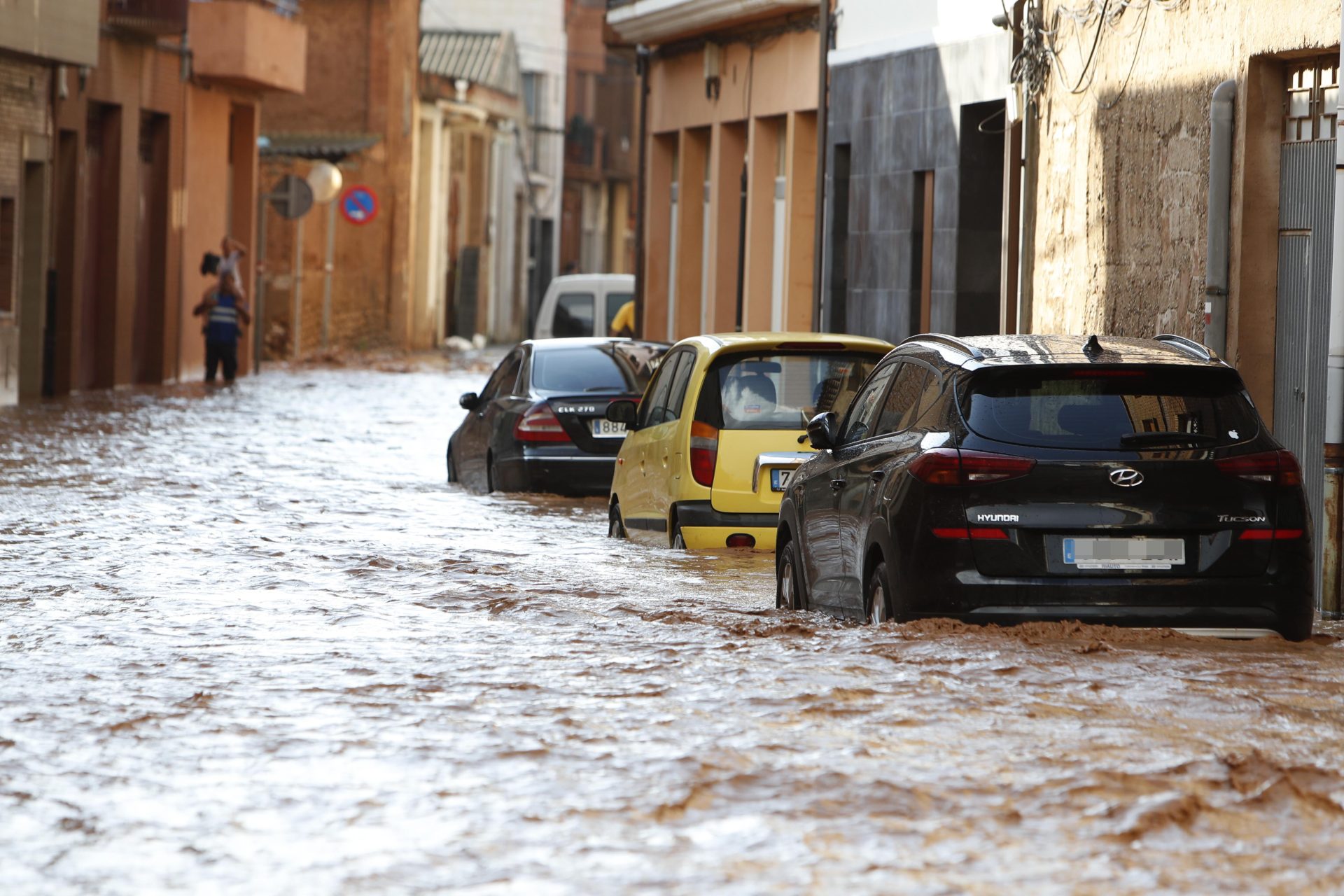 Imagen de archivo (7/7/2023) del estado de una de las calles de Rincón de Soto tras la tormenta de agua, granizo y viento. EFE/Javier Belver.