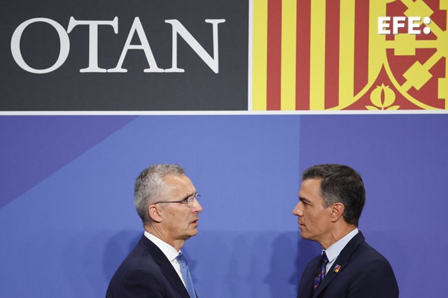 El presidente del Gobierno, Pedro Sánchez (d) junto con el secretario general de la OTAN, Jens Stoltenberg (i), durante la primera jornada de la cumbre de la OTAN de Madrid. 