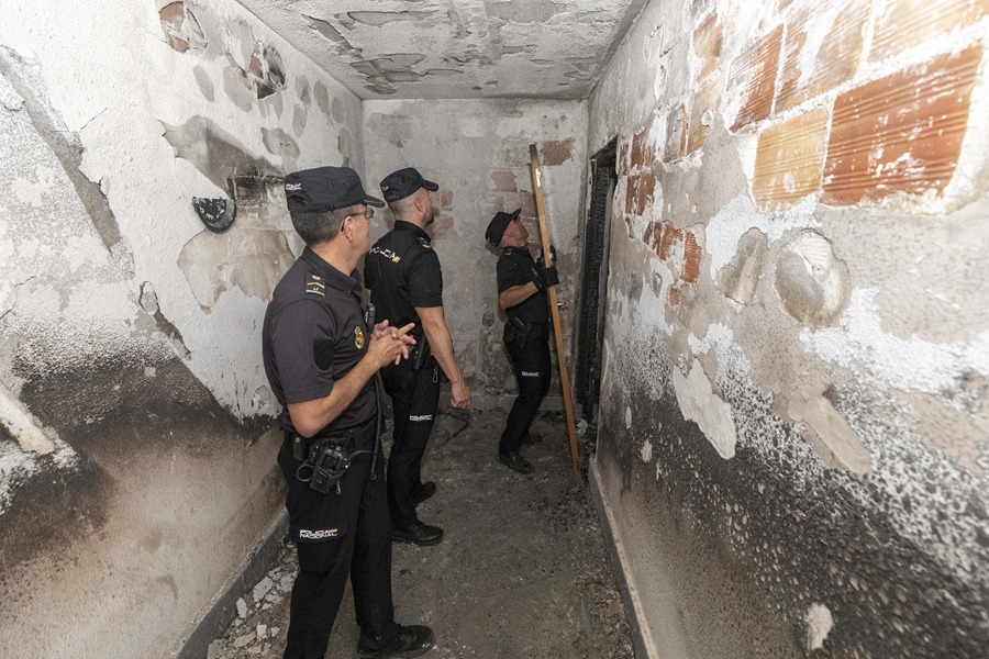 Agentes de la Policía Nacional clausuran la vivienda del tercer piso del Edificio Los Ángeles situado en el Paseo de Los Ángeles de Lorca (Murcia)