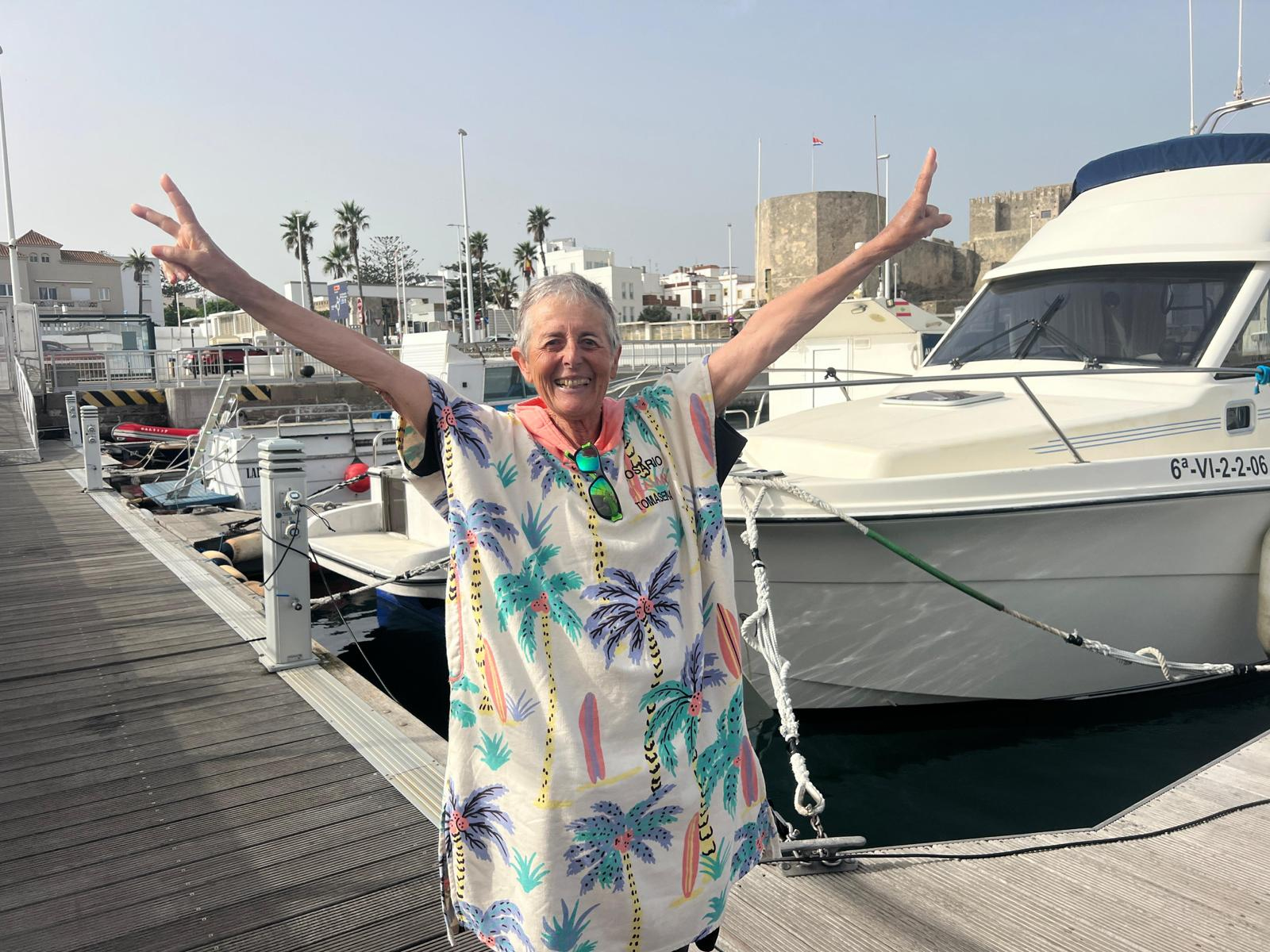 La guipuzcoana María del Rosario Tomasena Alzuni se ha convertido en la mujer más longeva en cruzar a nado las costas del Estrecho de Gibraltar al enlazar sus dos orillas a los 77 años