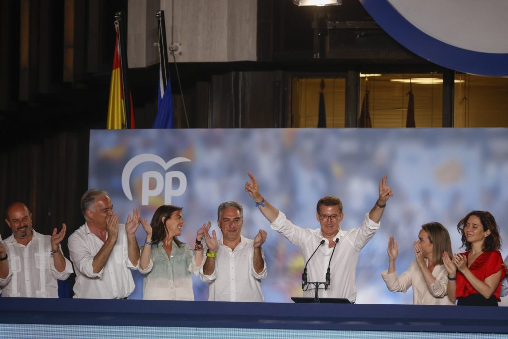 El candidato del Partido Popular, Alberto Núñez Feijoo (3-d), saluda a los simpatizantes en la sede de los populares en Madrid tras conocerse los resultados de las elecciones. 