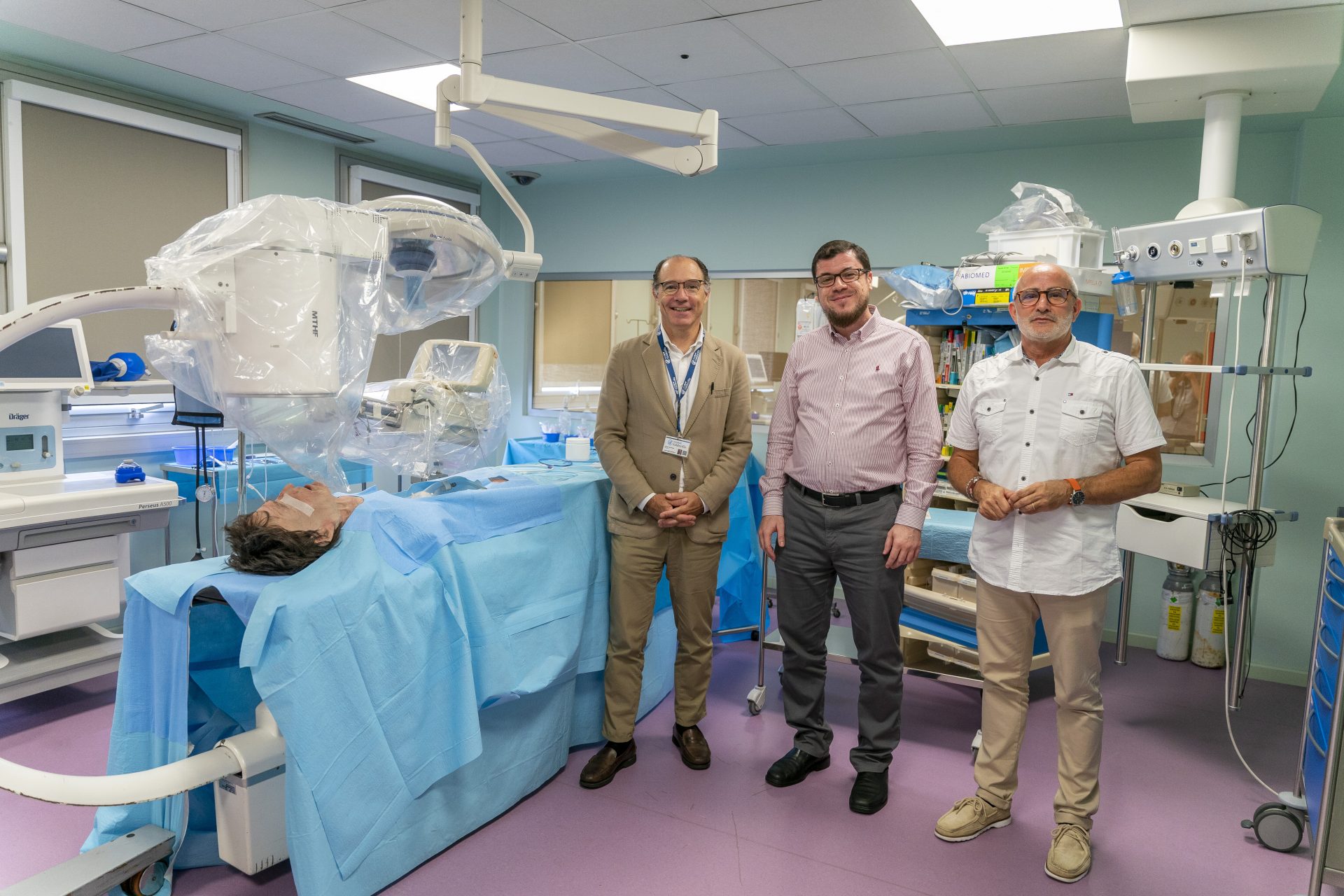 El coordinador del proyecto, Miguel Rodríguez (d), junto a la delegación de Jordania, han visitado el Hospital Virtual Valdecilla en Santander, dentro de un proyecto de cooperación del Ministerio de Sanidad, financiado por la UE. EFE/ Román G. Aguilera.