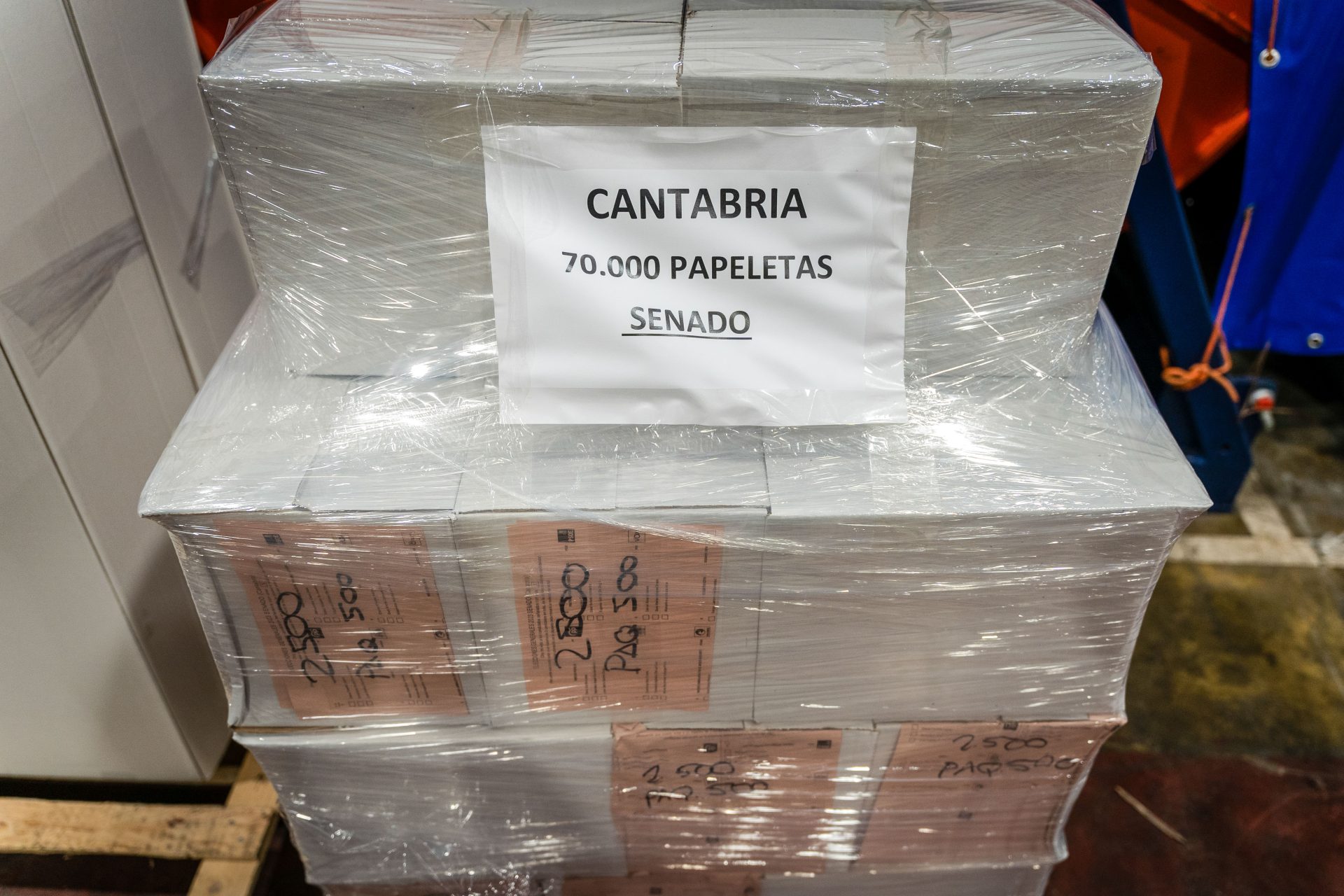 Llegada de las papeletas electorales a Cantabria. EFE/Román Aguilera