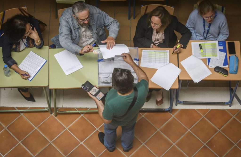 Una persona ejerce su derecho al voto en un colegio electoral de Sevilla