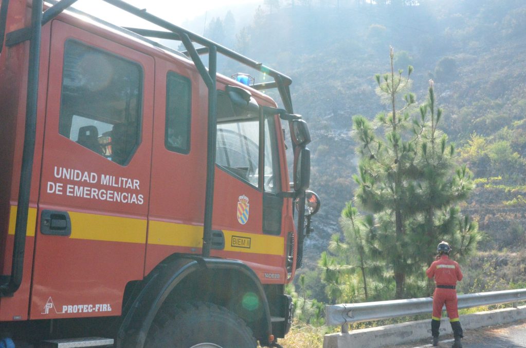 Los equipos de la Unidad Militar de Emergencias tratan de contener el incendio en el municipio de Puntagorda. 