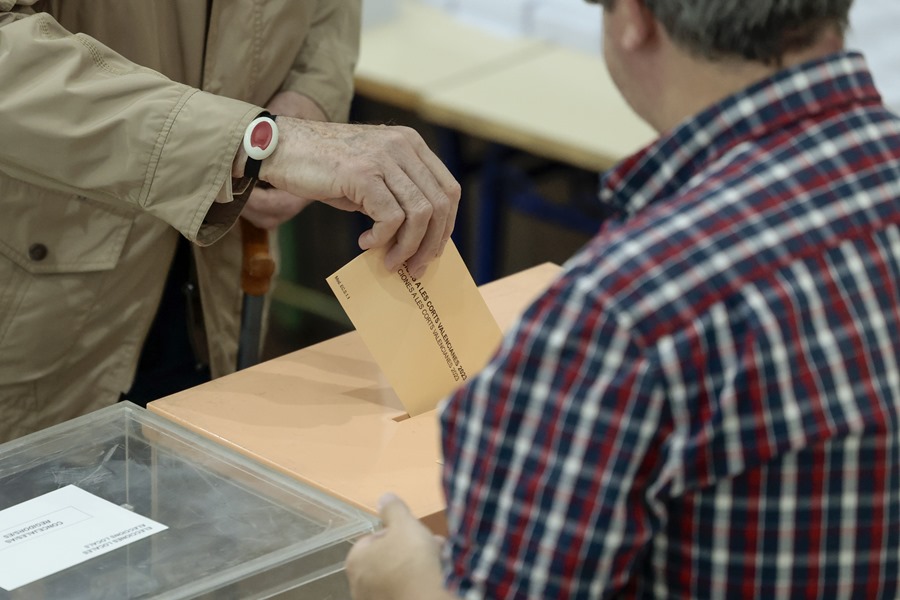 Un ciudadano ejerce su derecho al voto en un colegio electoral. EFE/Archivo