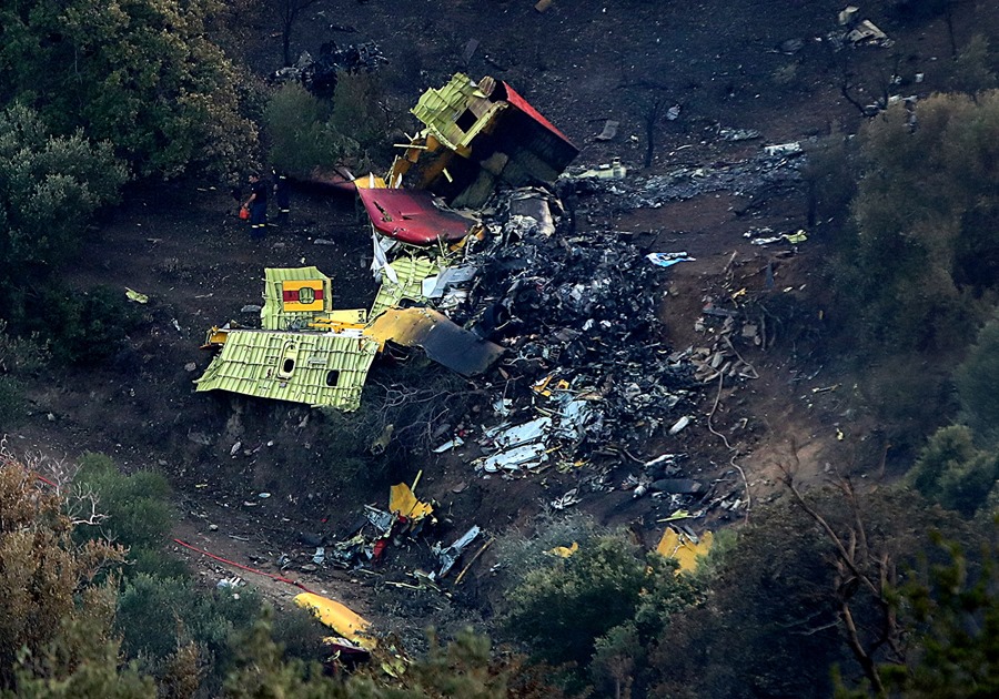 Restos del avión que se estrelló mientras particiba en las labores de extinción de un incendio forestal en Karystos, al sur de Evia, Grecia.
