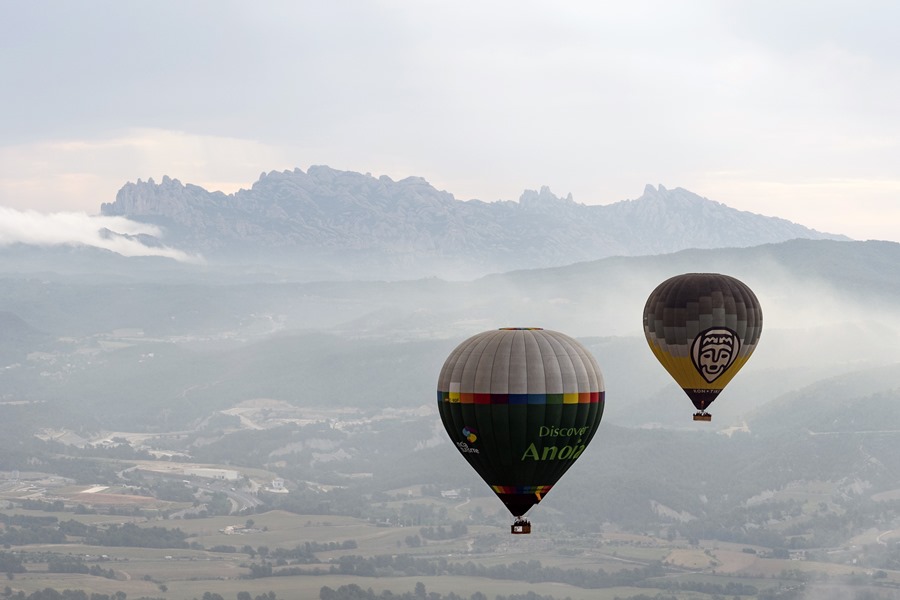 Varios globos aerostáticos sobrevuelan la localidad de Igualada (Barcelona) durante el vuelo simultáneo inaugural del European Balloon Festival. 