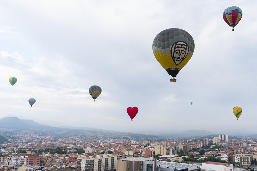 Varios globos aerostáticos sobrevuelan la localidad de Igualada (Barcelona) durante el vuelo simultáneo inaugural del European Balloon Festival.