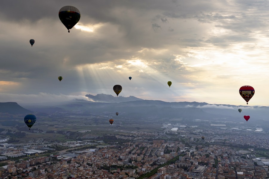 Varios globos aerostáticos sobrevuelan la localidad de Igualada (Barcelona) durante el vuelo simultáneo inaugural del European Balloon Festival.