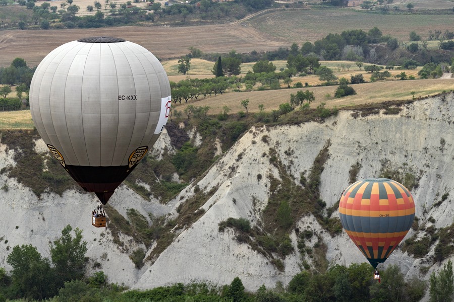  Varios globos aerostáticos sobrevuelan la localidad de Igualada (Barcelona) durante el vuelo simultáneo inaugural del European Balloon Festival. 