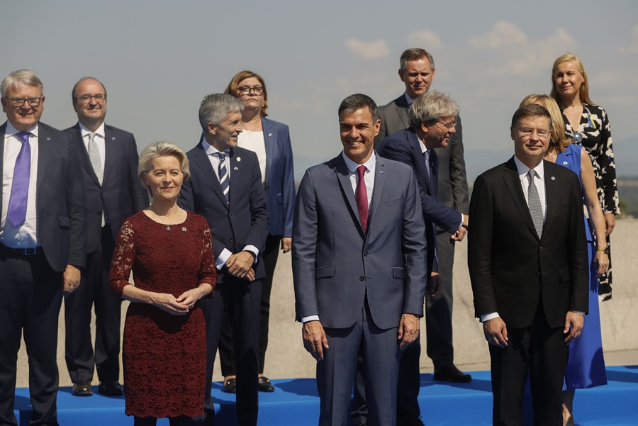 El presidente del Gobierno, Pedro Sánchez (c), posa para una foto de familia junto a la presidenta de la Comisión Europea, Ursula von der Leyen (i), y el resto de comisarios europeos y miembros de su gabinete