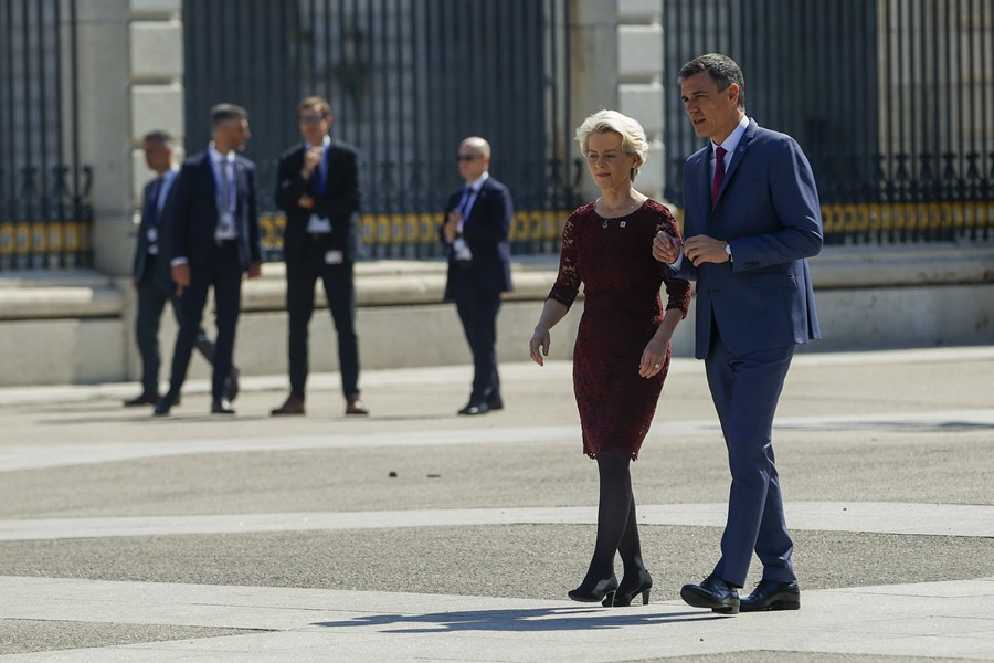 The President of the Government, Pedro Sánchez, talks with the President of the European Commission, Ursula von der Leyen, upon his arrival at the Museum of Royal Collections