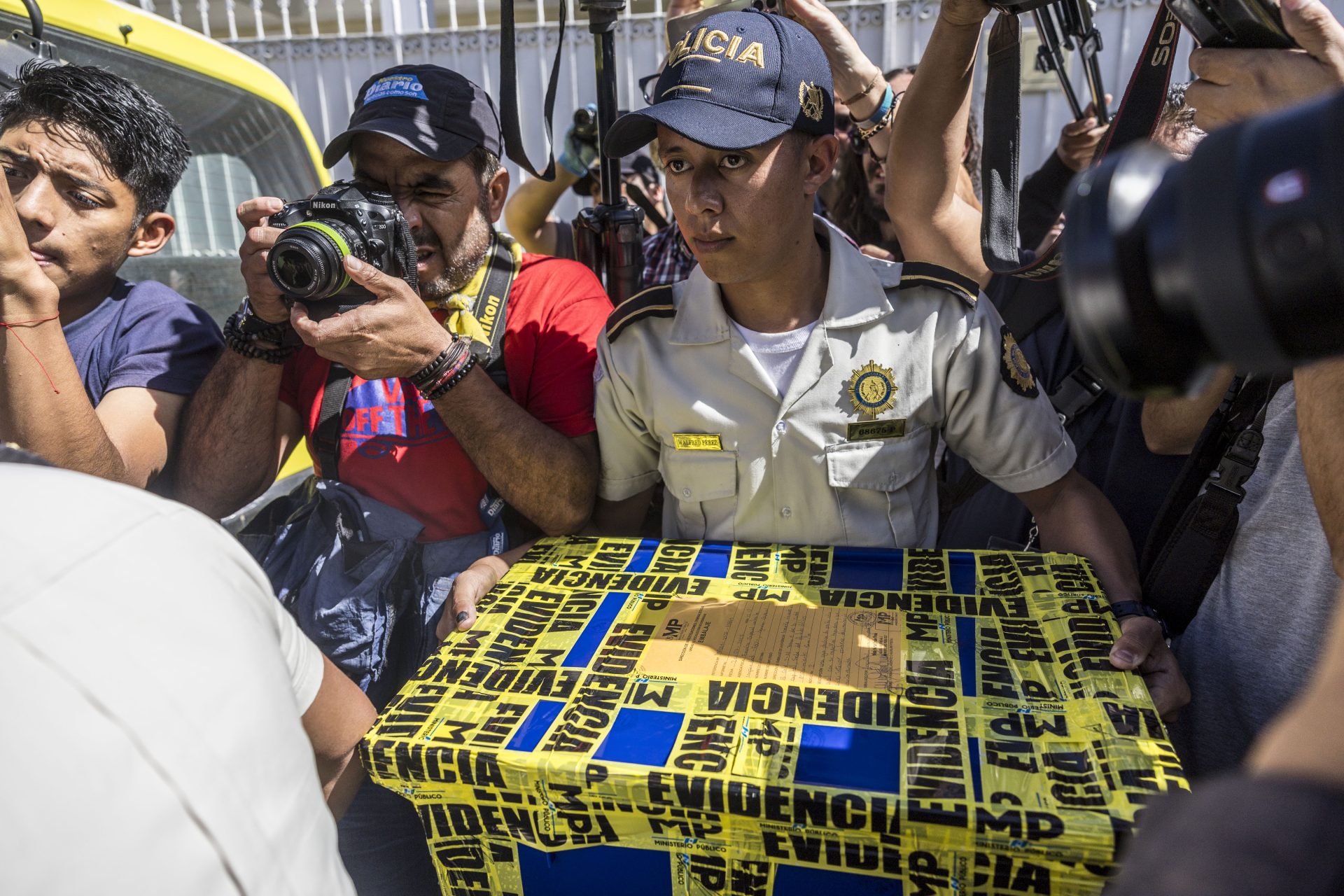 Policías retiran hoy cajas con supuesta evidencia durante un allanamiento del Ministerio Público en la sede del Movimiento Semilla, en Ciudad de Guatemala (Guatemala). EFE/Esteban Biba