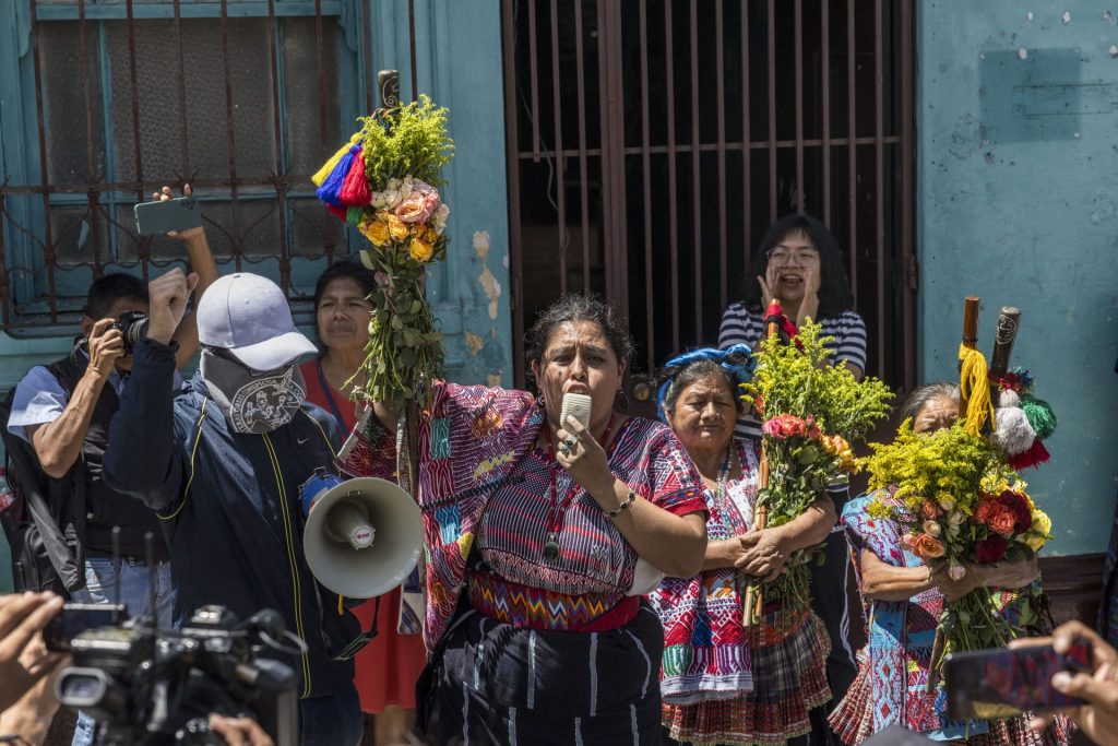 Mujeres indígenas se manifiestan hoy contra las acciones que consideran antidemocráticas de los fiscales mientras el Ministerio Público realiza un allanamiento en la sede del Movimiento Semilla, en Ciudad de Guatemala (Guatemala). EFE/Esteban Biba