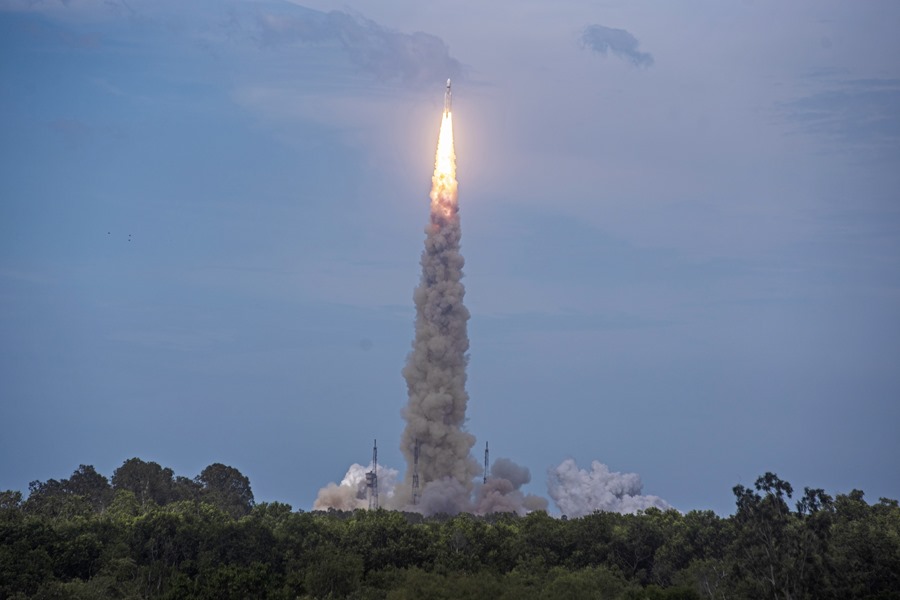 El cohete que transporta el Chandrayaan-3 de la Indian Space Research Organisation (ISRO), despega del Centro Espacial Satish Dhawan (SDSC) en el estado indio de Andhra Pradesh, Ieste 14 de julio