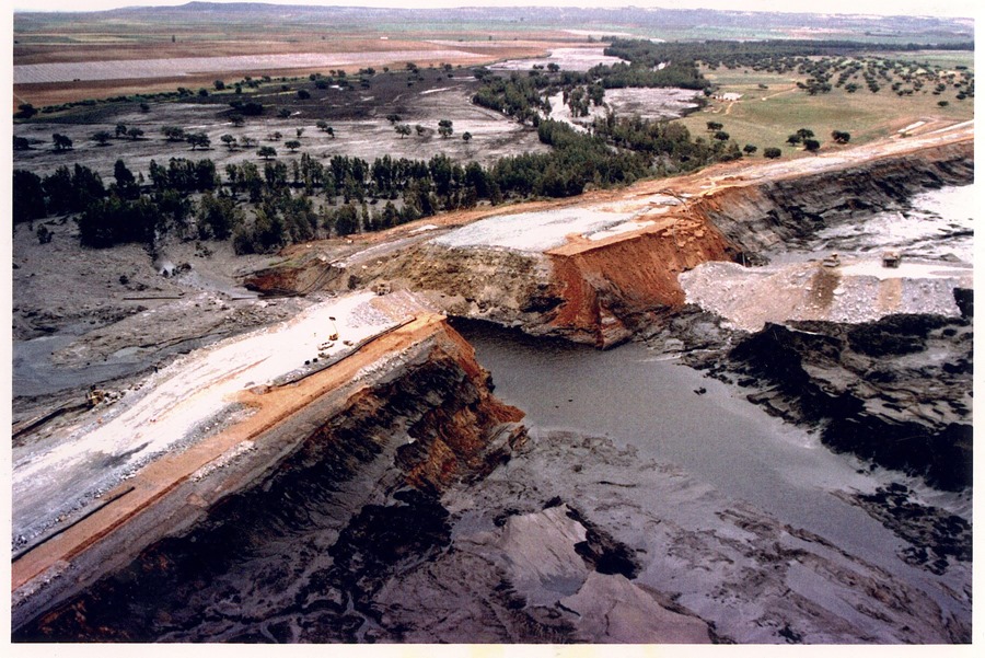 Imagen de archivo de abril de 1998,  en la que se aprecia una vista aérea de la rotura de la balsa que provocó el vertido. 