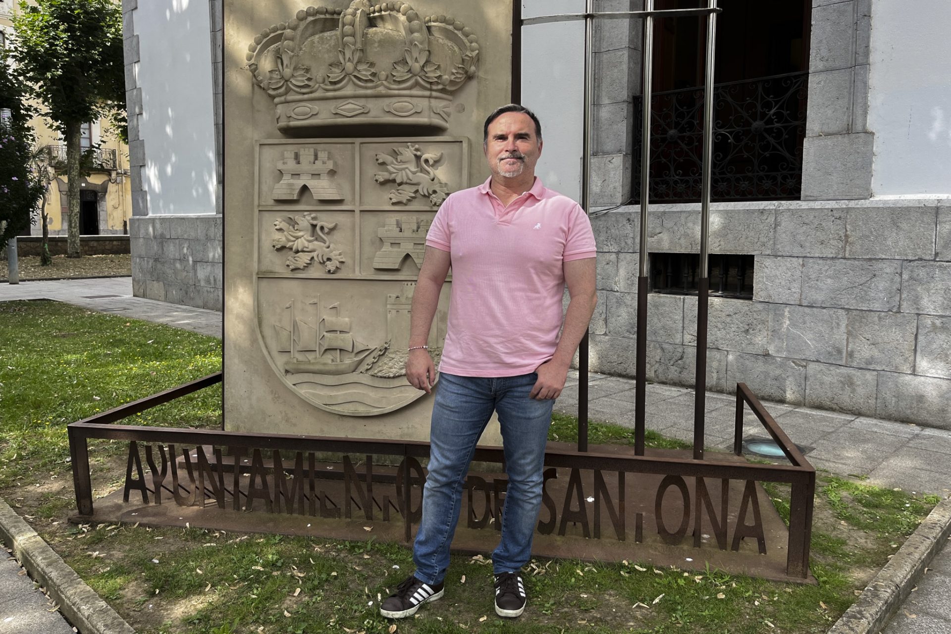 El nuevo alcalde de Santoña, Jesús Gullart, junto a la sede del Ayuntamiento. EFE/ Miguel Ramos.